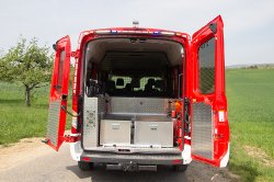  Ford Transit Geräteraum mit Riffelblech bis zur Fensterbrüstung verkleidet,zwei Aluwannen mit einer Befestigung (135)